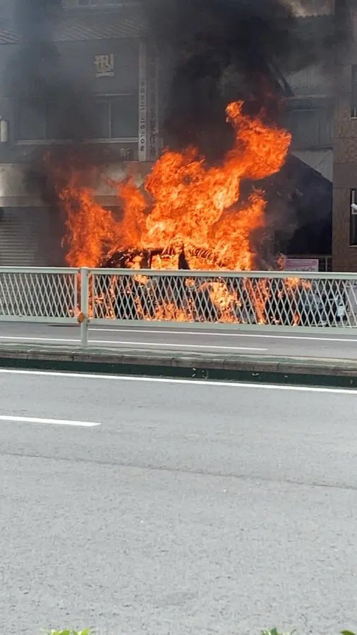 大阪 生野区 中川西 ベンツ 車両火災