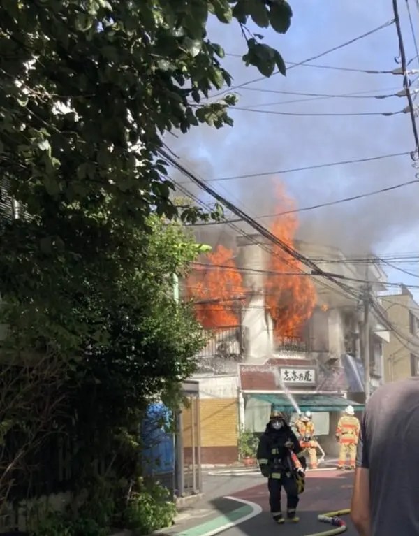 東京都世田谷区粕谷４丁目総菜店「志奈乃屋」で火事