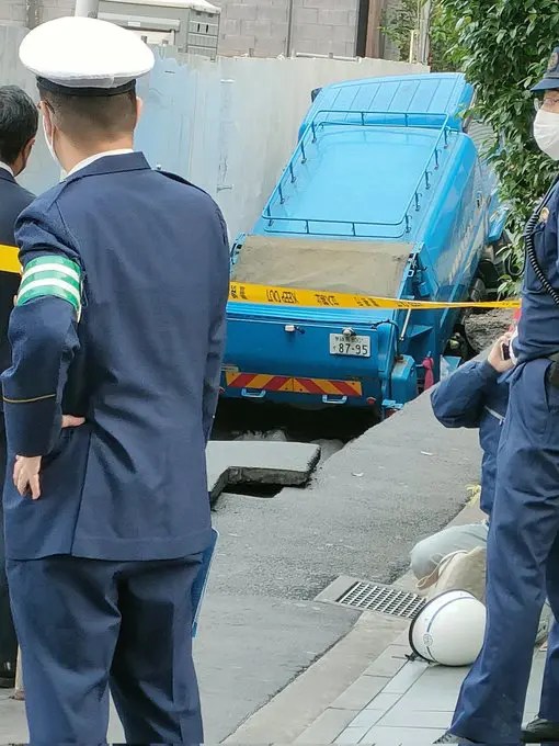 東京都　武蔵野市　吉祥寺本町　トラック　陥没事故