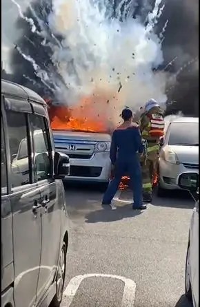 モレラ岐阜　車両　爆発　火災